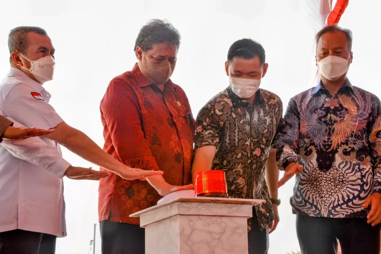 Menko Perekonomian Airlangga Hartarto groundbreaking investasi pabrik kertas berkelanjutan terbesar di Sumatera (Kemenko Perekonomian)