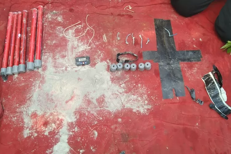 Benda diduga bom ditemukan di depan Klinik Fajar, Jalan Arifin atau di samping utara Kantor Denpom IV/4 Surakarta, Rabu 30 Maret 2022. (dok)