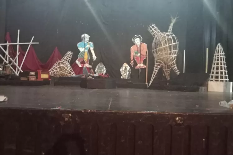 Setting panggung &quot;100 Mantra Teater Alam untuk Azwar AN&quot;, karya Ki Mujar Sangkerta dan tim. Tampak dua karakter wayang Milehnium Wae, Azwar AN - Titiek Azwar. (Teater Alam)