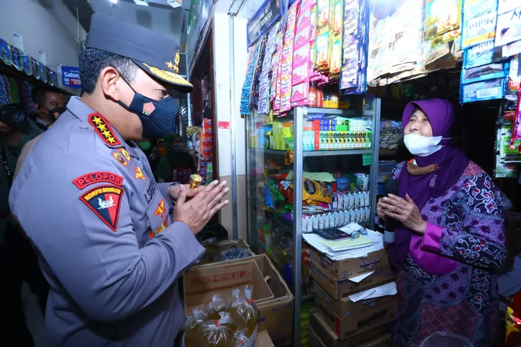 Kapolri Jenderal Pol Listyo Sigit cek ketersediaan minyak goreng di pasar tradisional Muntilan Jateng (B Sadono)