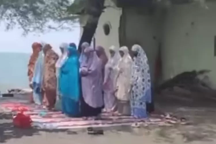 Heboh Emak-emak Sholat di Pinggir Pantai Sigandu Batang, Alasannya Tak Terduga (Instagram @batang.update)