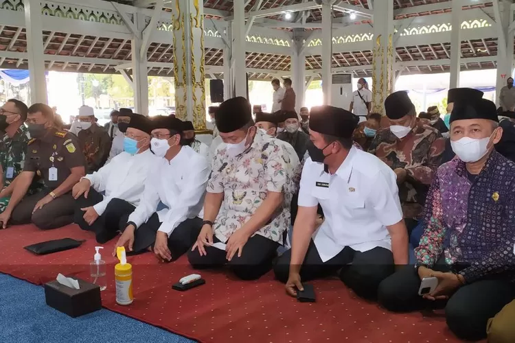  Ketua DPRD Kota Bandung, H. Tedy Rusmawan, A.T., M.M., menghadiri acara silaturahmi ulama dan umaro Kota Bandung, dalam rangka menyambut bulan suci Ramadan 1443/2022, di Pendopo Kota Bandung, Rabu (30/3/2022). Permana/Humpro DPRD Kota Bandung.