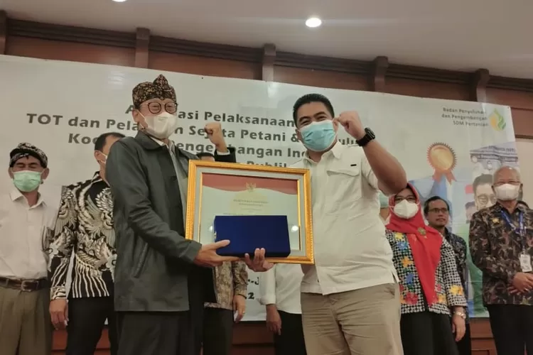 Kepala Badan Penyuluhan dan Pengembangan SDM Pertanian Dedi Nursyamsi (kiri) memberi penghargaan kepada Kepala BPP Lampung Abdul Roni (Dok Kementan)