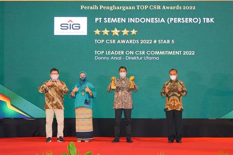 General Manager of Corporate Communication SIG, Rori Hastomo (ketiga dari kiri) saat menerima penghargaan Top CSR Awards 2022