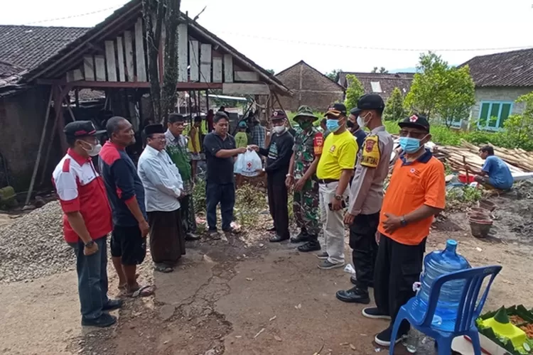 Pengurus PMI Batang menyerahkan bantuan bedah rumah RTLH kepada masyarakat Kecamatan Limpung.  (dok&nbsp;)
