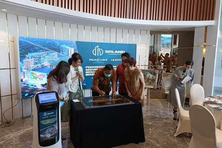 Wali Kota Semarang Hendrar melakukan Penandatanganan Prasasti Pembangunan Gedung Legendaris Sri Ratu Semarang di Jl Pemuda Semarang, Jumat 1 April 2022.  (arri widiarto/ayosemarang.com)