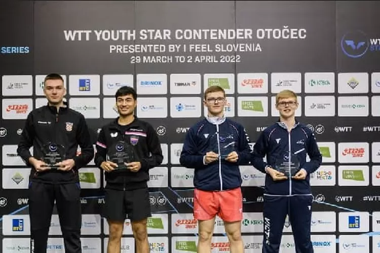 Sesi penyerahan hadiah kepada pemenang kategori Ganda Putra U19  ( Instagram @wtt)