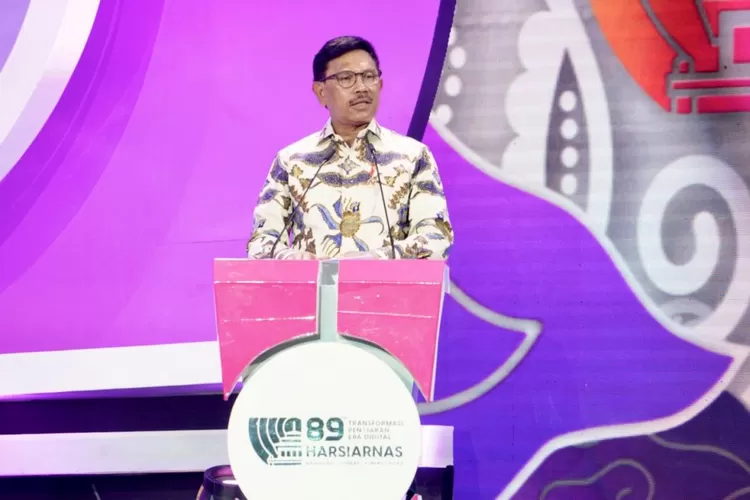 Menteri Komunikasi dan Informatika Johnny G Plate memberikan sambutan pada Puncak Peringatan Harsiarnas ke-89 Tahun 2022 di The House Convention Hall, Bandung, Jumat (1/4/2022) (Kemenkominfo)