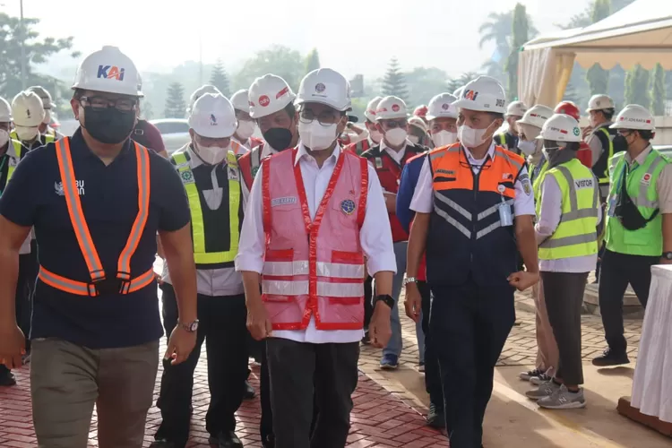 Menteri Koordinator Bidang Kemaritiman dan Investasi&nbsp;Luhut Binsar Pandjaitan saat kunjungan ke Depo LRT Jabodebek di Bekasi Timur Kota Bekasi, Jumat (1/4/2022). (FOTO: Dharma)