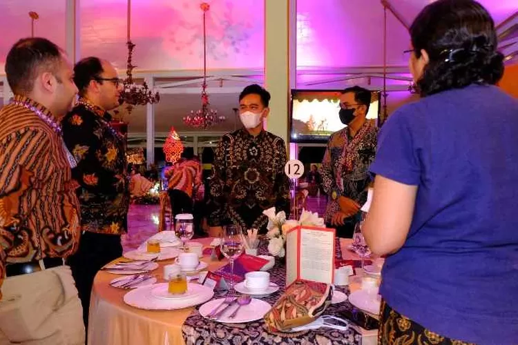 Wali Kota Solo Gibran Rakabuming Raka menyapa delegasi TIIWG G20 saat gala dinner di Pura Mangkunegaran Solo (Humas Pemkot Solo)