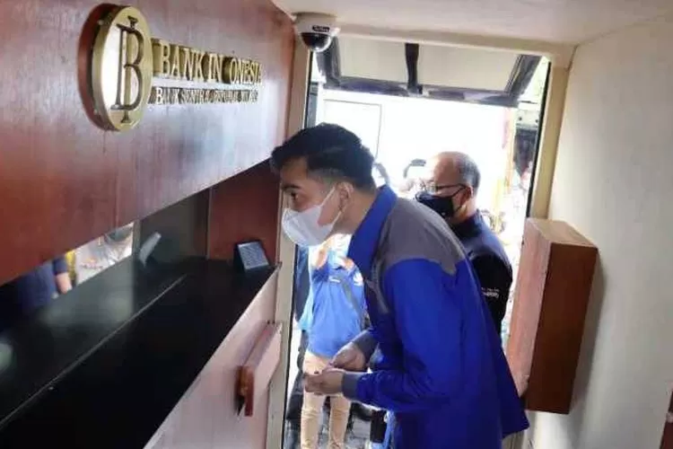 Wali Kota Solo Gibran Rakabuming Raka menukarkan uang kebutuhan Ramadhan di mobil kas keliling BI Solo (Endang Kusumastuti)
