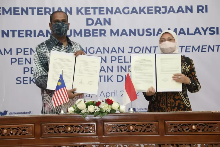 Menaker Ida Fauziyah (kanan) dan Menteri Sumber Daya Malaysia Dato' Sri M Saravanan Murugan (kiri). 
