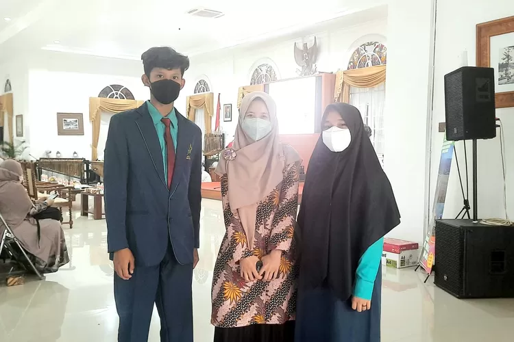 Potret Siswa SMP Mazaya Islamic Boarding School dengan Guru Pembimbingnya (Foto dok. Gorajuara)