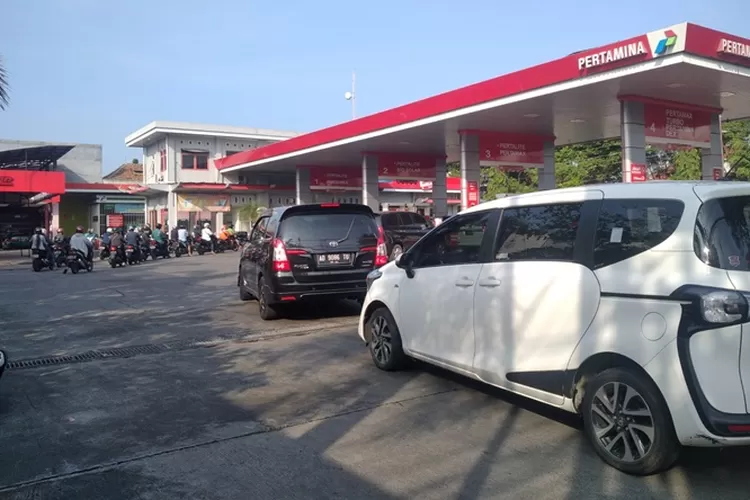 Tidak ada antrean panjang yang terjadi di sejumlah SPBU Kota Semarang di gari pertama kenaikan Pertamax. (Ayosemarang/Audrian Firnausa)