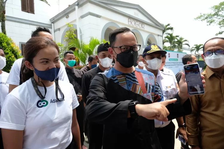 Wali Kota Bogor, Bima Arya (tengah) dan Direktur Pengembangan Bisnis Surge, Martha Rebecca dalam acara penerimaan penghargaan Rekor MURI.  (Dok Surge)