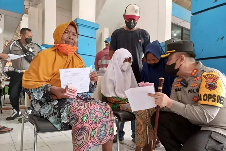 Kapolres Kendal AKBP Yuniar Ariefianto memberikan bantuan Rp600.000 kepada lansia pemilik warung di Pasar Relokasi Weleri di Terminal Bahurekso Jumat 01 April 2022.  (edi prayitno/kontributor Kendal)