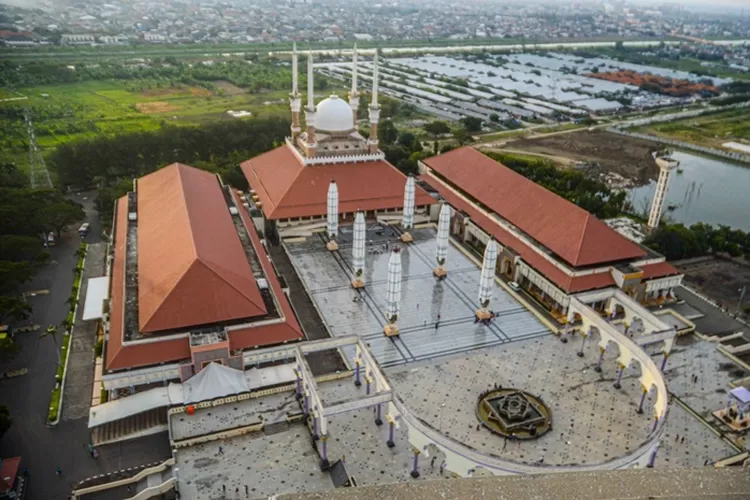 Jadwal imam sholat tarawih di Masjid Agung Semarang dan Masjid Agung Jawa Tengah (MAJT), Minggu 3 April 2022. (Ayosemarang.com/ Audrian Firhannusa)