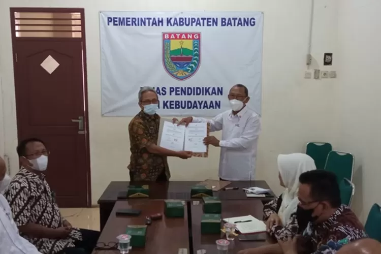Kepala Markas PMI Batang Kusnadi dan Kepala Disdikbud Batang Achmad Taufiq tunjukan nota kerjsama.   (Muslihun/Kontributor Batang)