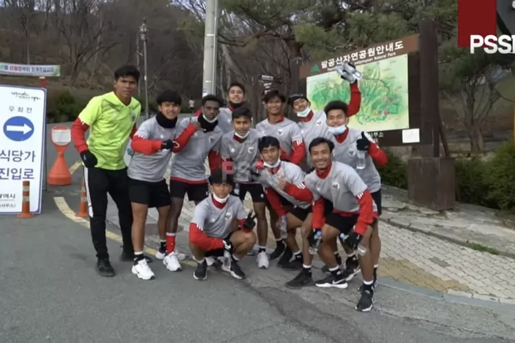 Timnas U-19 lakukan latihan penguatan fisik di bukit (YouTube/ PSSI TV)