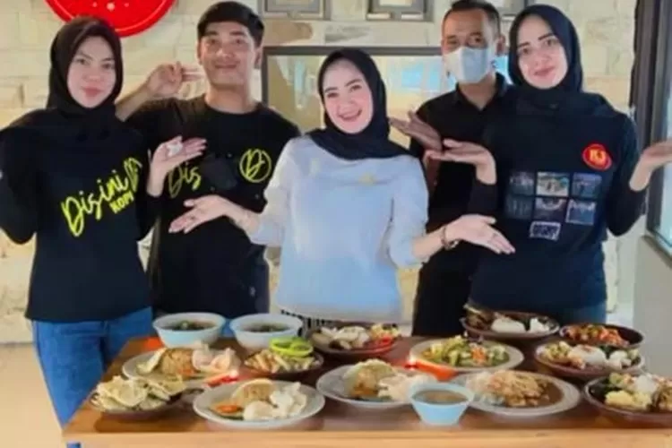 Sejumlah makanan berbuka puasa di cafe Disini Kopi Pandai Sigandu Batang. ( dok)