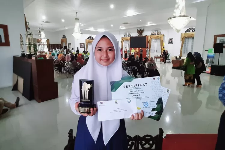 Cintiya Bela, Juara 2 Lomba Karya Tulis Siswa SMP se Sumedang (dok: Gorajuara.com)