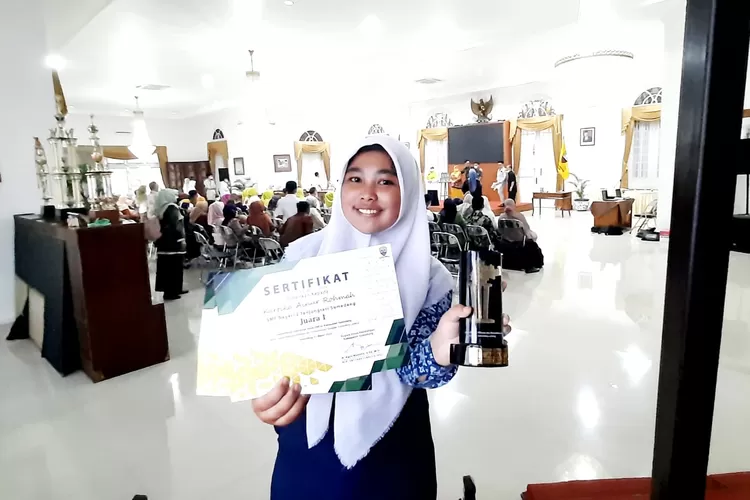 Potret Kartika Ainur Rohmah, Juara 1 Lomba Karya Tulis Antar Siswa SMP se Kabupaten Sumedang (dok: Gorajuara.com)