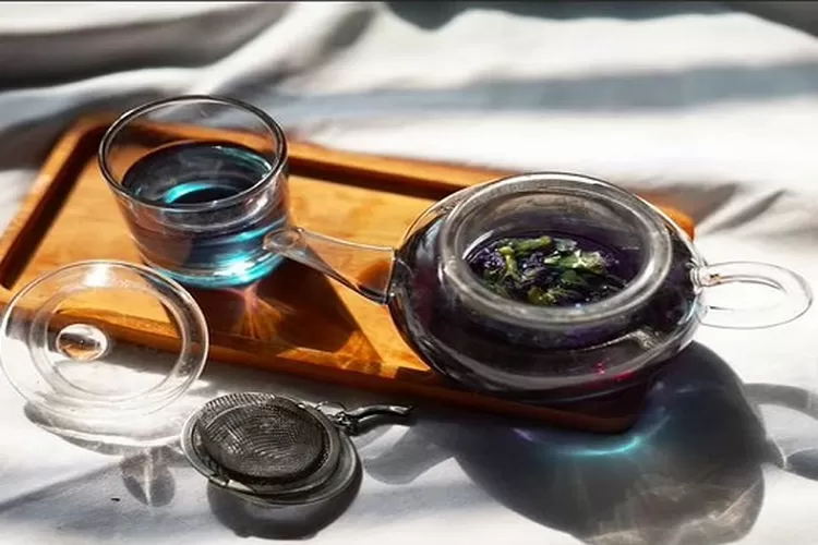 Bunga Telang, Teh Herbal Cantik Berwarna Biru Terang (Instagram/ bloomingtea.treats)