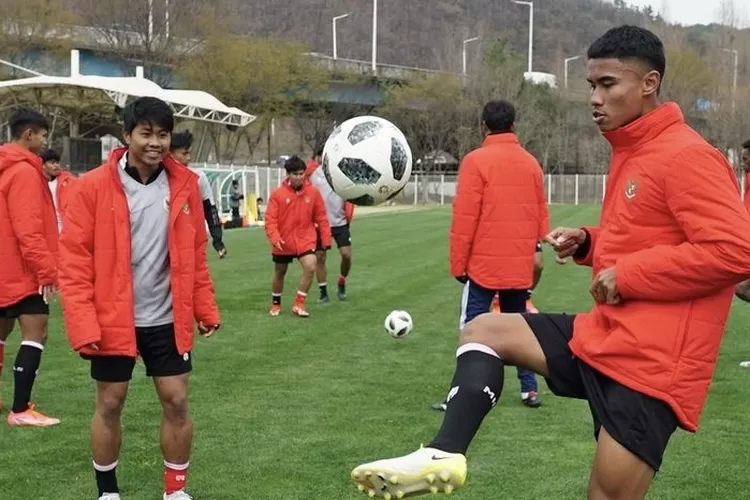 Timnas U-19 latihan teknik sepakbola dasar, yakni passing dan heading (Instagram / pssi)