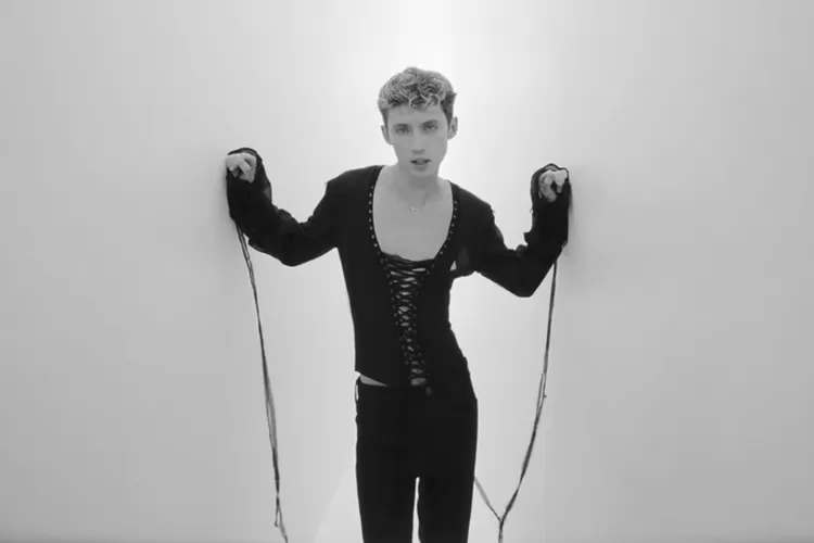 Lirik Lagu Troye Sivan Angel Baby Dengan Terjemahan Bahasa Indonesia ...