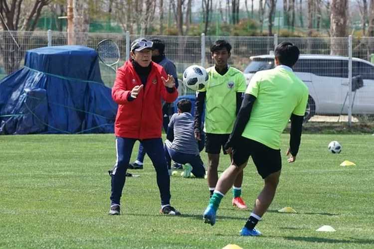 Pelatih Timnas Indonesia, Shin Tae-yong terus mengasah para pemain dengan latihan passing dan heading menjadi salah satu kekurangan Tim U-19 dalam beberapa pertandingan. (pssi.org)