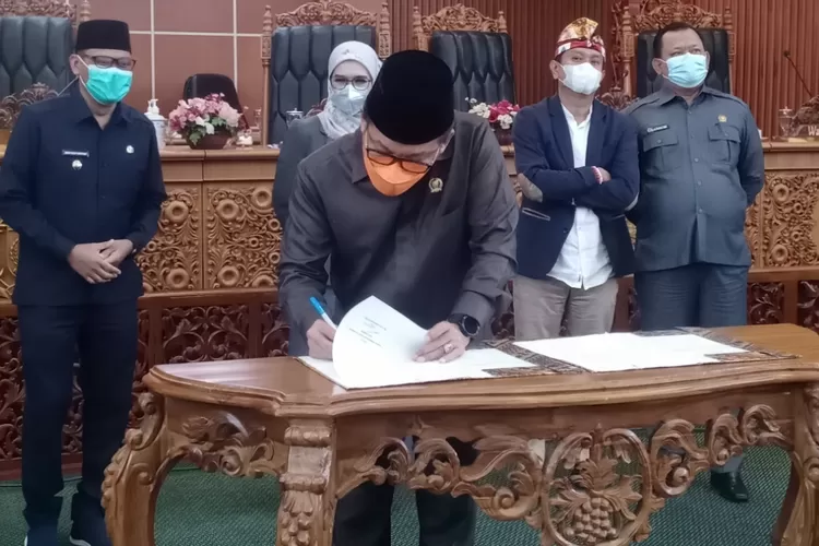 Ketua DPRD Kota Depok Teungku Muhammad Yusuf Saputra  menandatangani  laporan walikota Depok pada rapat paripurna DPRD Kota Depok (Ist)
