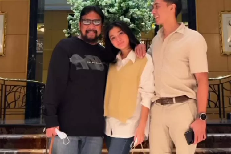 Naysila Mirdad bersama ayahnya Jamal Mirdad dan kakanya Kenang Mirdad (Instagram @naymirdad)