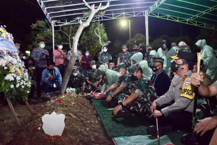 Forkompinda Jatim dampingi KASAD Jenderal TNI Dudung Abdurrahman ziarah ke makam anggota TNI yang gugur karena dibunuh KKB di Papua (Istimewa)