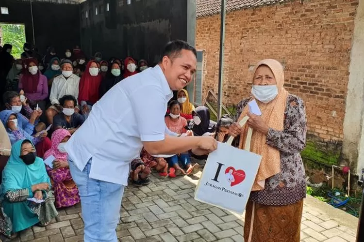 Pendiri perusahaan Juragan Perumahan, Jecklin M Saragih menggelar Pasar Murah Ramadhan di Temanggung. (dok)