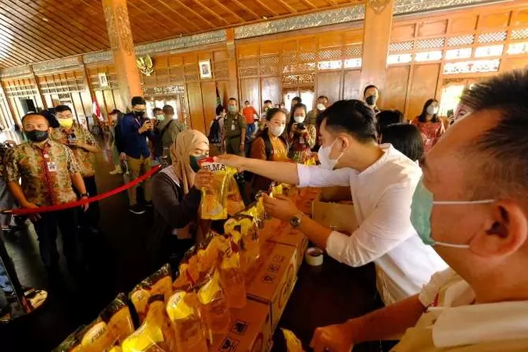 Wali Kota Solo Gibran Rakabuming Raka saat memberikan minyak goreng kepada warga di pasar murah minyak goreng di Balai Kota Solo (Endang Kusumastuti)
