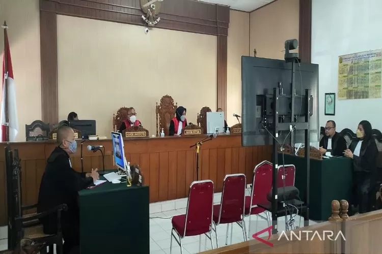 Majelis hakim saat membacakan vonis kedua terdakwa dalam sidang kasus Kegiatan Diklatsar Menwa UNS di Pengadilan Negeri Surakarta, Senin (4/4/2022).  (ANTARA/Bambang Dwi Marwoto.)