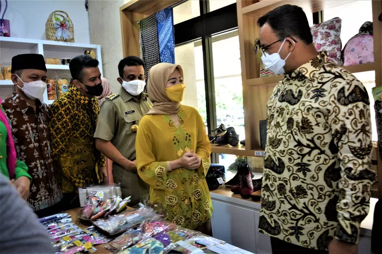 Gubernur DKI Jakarta Anies Baswedan meninjau UMKM yang difasikitasi Bank DKI, Selasa (5/4%2022). (Suarakarya.Id/Yon P)