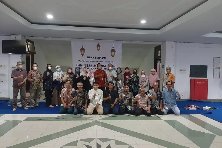 Foto bersama usai acara peringatan dies natalis ke-14 Fakultas Agroindustri UMBY.  (Foto: Dok Humas UMBY)