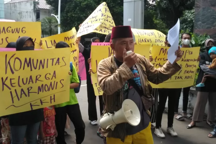 Unjuk rasa massa Komunitas Komunitas Perempuan Anti Kekerasan Anak (KPAKA) di Kejaksaan Agung (B Sadono)
