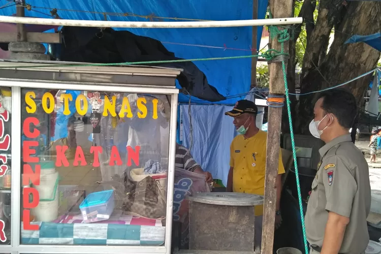 Satpol PP Padang saat turun ke lapangan menegur pemilik warung makan yang buka siang hari di bulan Ramadan