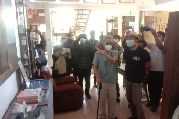 Momen Ridwan Kamil berkunjung ke rumah Butet Kertaradjasa. (Foto: Samento Sihono)