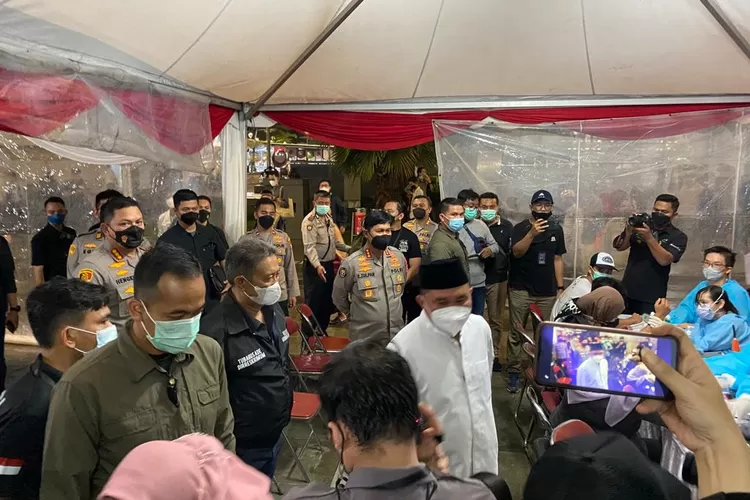 Kapolda Metro Jaya Irjen M Fadil Imran meninjau vaksinasi malam hari di Masjid Istiqlal (B Sadono)