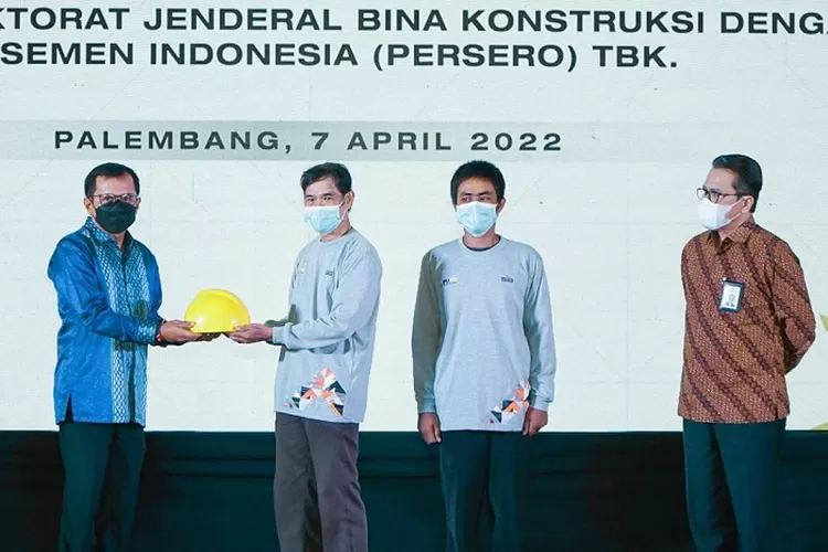 Direktur Utama SIG, Donny Arsal (paling kiri) simbolis menyerahkan Alat Pelindung Diri (APD) sebagai tanda dimulainya pelatihan untuk tenaga konstruksi.