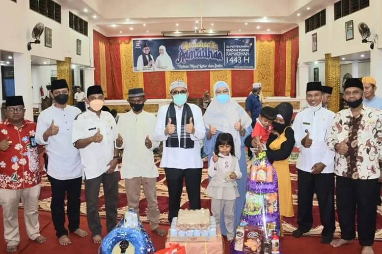 Wali Kota Padang Hendri Septa foto bersama warga kurang mampu Dalam Program SEMATA
