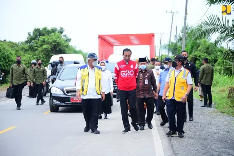  Menteri Pekerjaan Umum dan Perumahan Rakyat (PUPR) Basuki Hadimuljono mendampingi Presiden Joko Widodo meninjau pembangunan dan peningkatan kualitas jalan nasional Kota Jambi (Batanghari II) - Zona Lima yang merupakan akses utama menuju Candi Muaro Jambi dan Pelabuhan Muara Sabak 