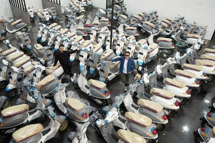 Arief Muhammad bagi-bagi 100 unit vespa (Gorajuara/dok: Instagram/@ariefmuhammad/@preppstudio)
