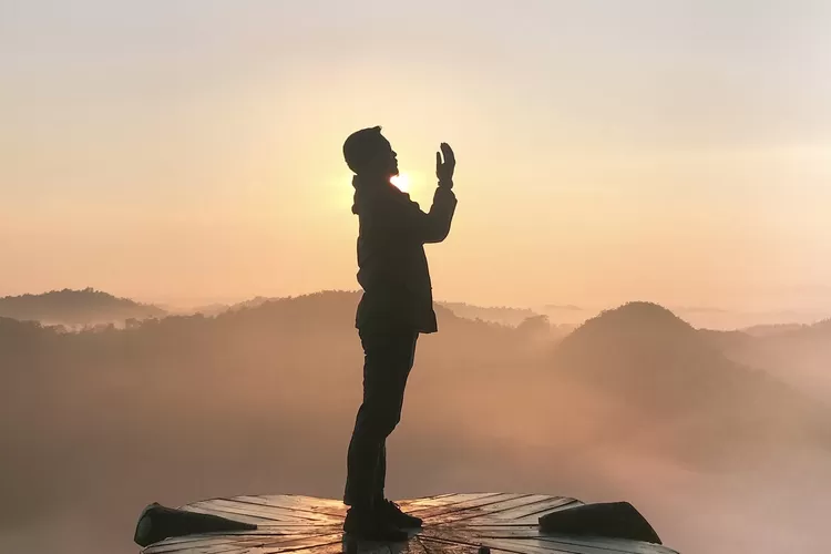 Ilustrasi seseorang meminta ampun, taubat kepada Allah Subhannahu Wa Ta'ala (Unsplash)