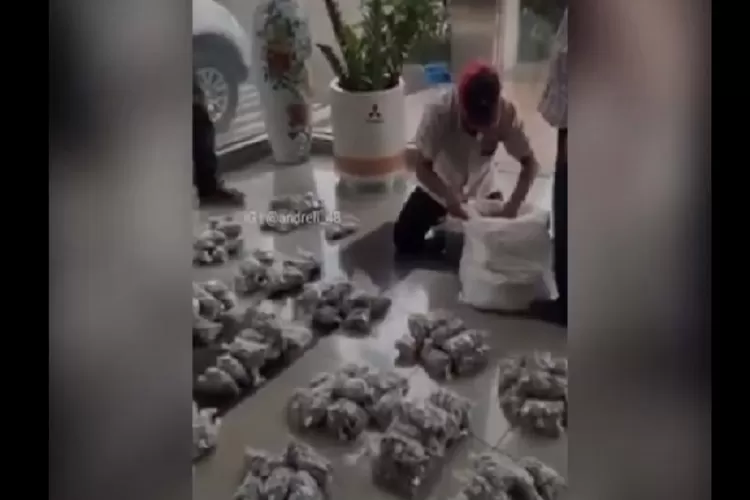 Petugas Diler Mitsubishi di wilayah Cikampek Menghitung Uang Koin yang Dibawa Haji Endang (62) untuk Membeli Mobil Pajero Sport.  (Instagram @addreli_48)