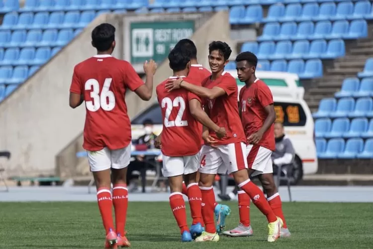 Para pemain tim nasional U-19 Indonesia merayakan gol ke gawang Gimcheon Sangmu FC pada laga persahabatan di Auxiliary Mini Stadium, Daegu, Selasa (5/4/2022). Pertandingan yang menjadi bagian dari persiapan Piala Dunia U-20 2023 itu berakhir dengan skor imbang 2-2.  (ANTARA/Michael Siahaan)