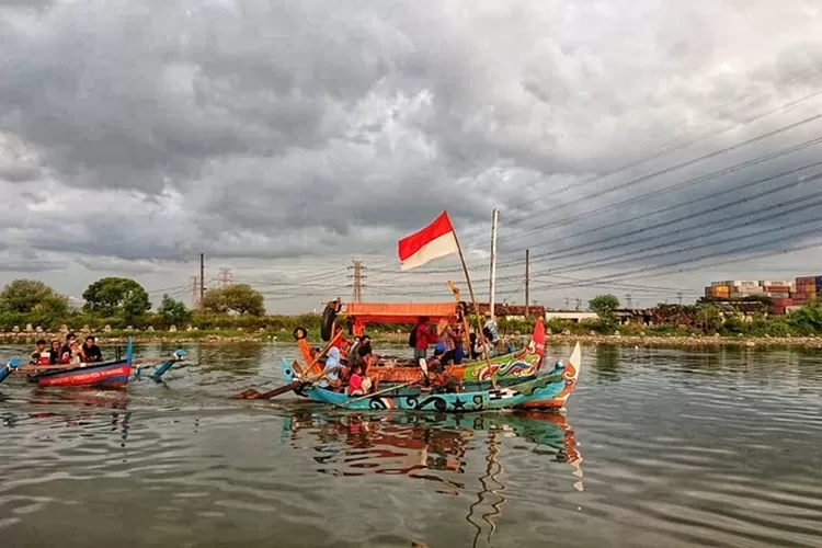 Warga Tambakrejo melalukan upacara untuk memperingati Hari Nelayan. Dalam perayaan ini warga Tambakrejo mengucap syukur meski tangkapan menurun.  (Ayosemarang.com/ Audrian Firhannusa)